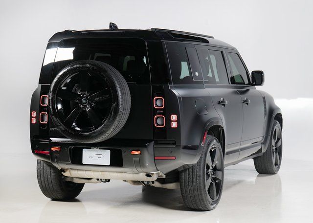 2024 Land Rover Defender 110 photo 2