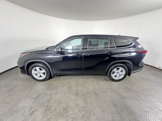 2022 Toyota Highlander LE photo 6