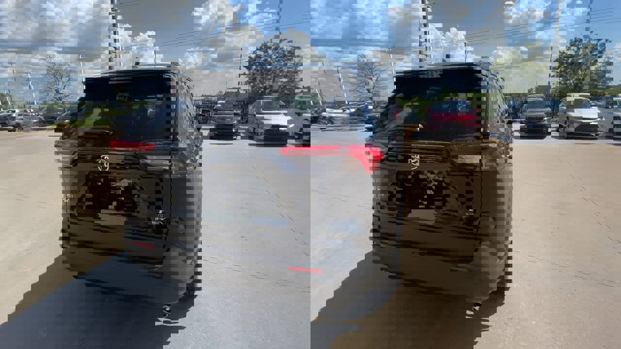 2025 Toyota RAV4 Hybrid LE photo 8