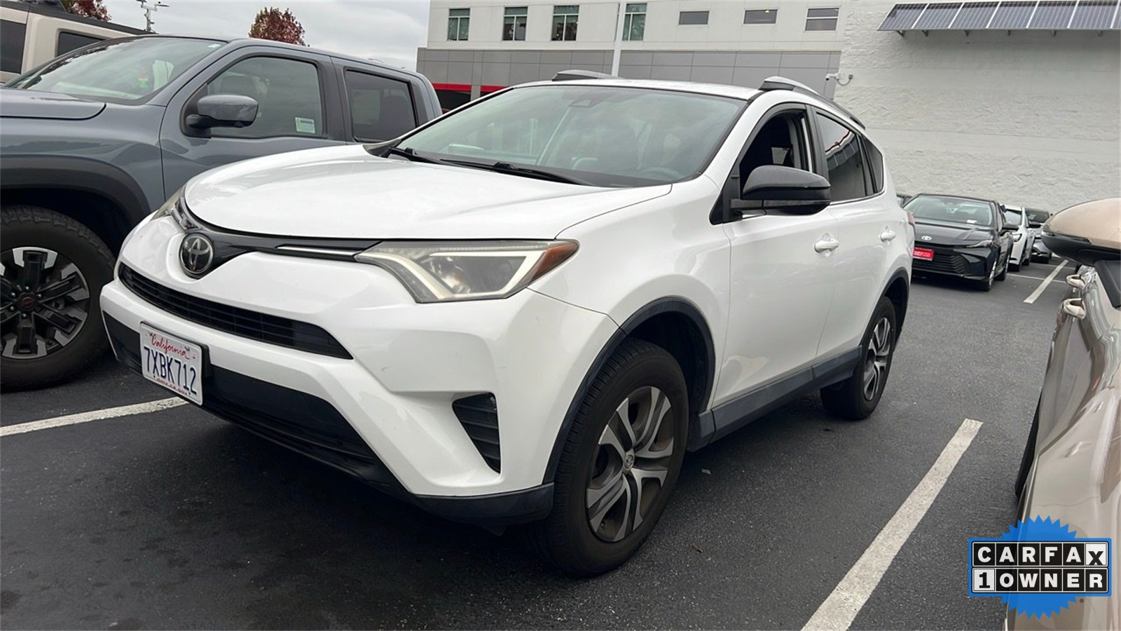 2017 Toyota RAV4 LE's photo