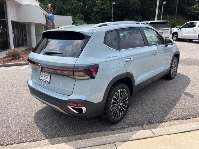 2025 Volkswagen Taos SE photo 2