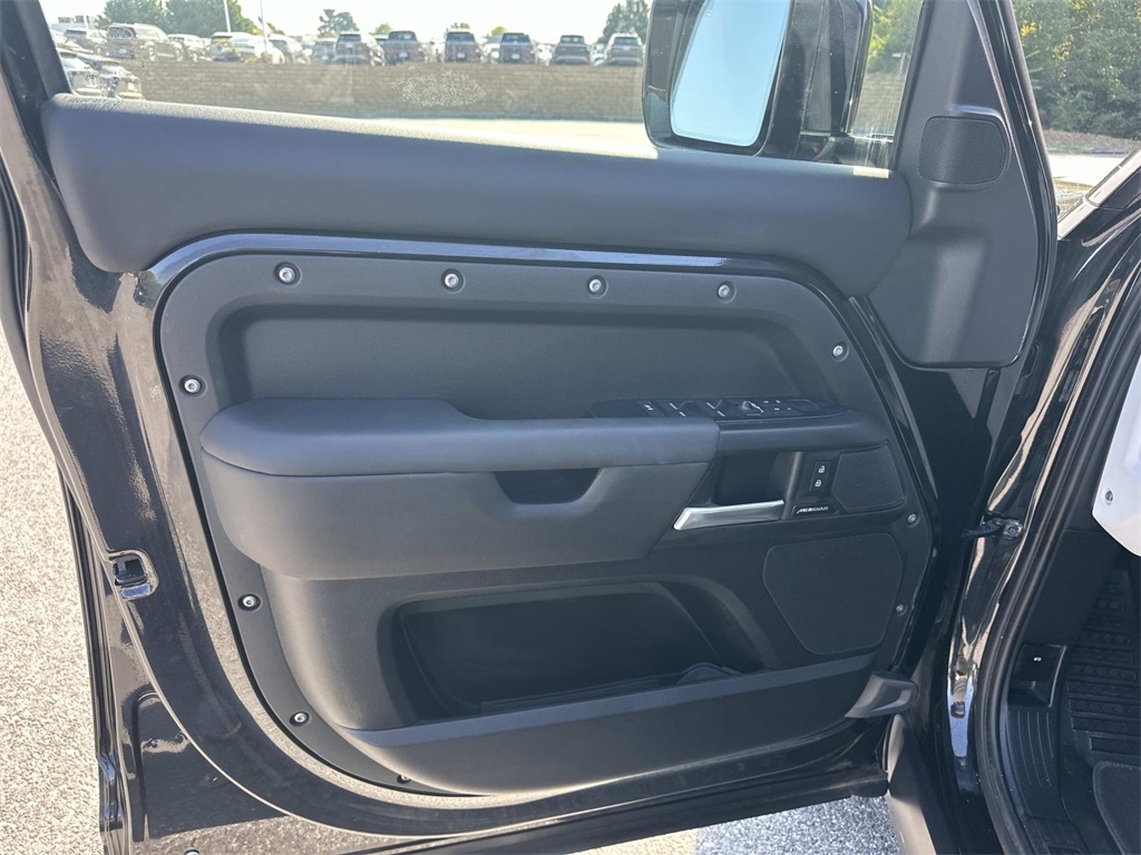2025 Land Rover Defender S photo 18
