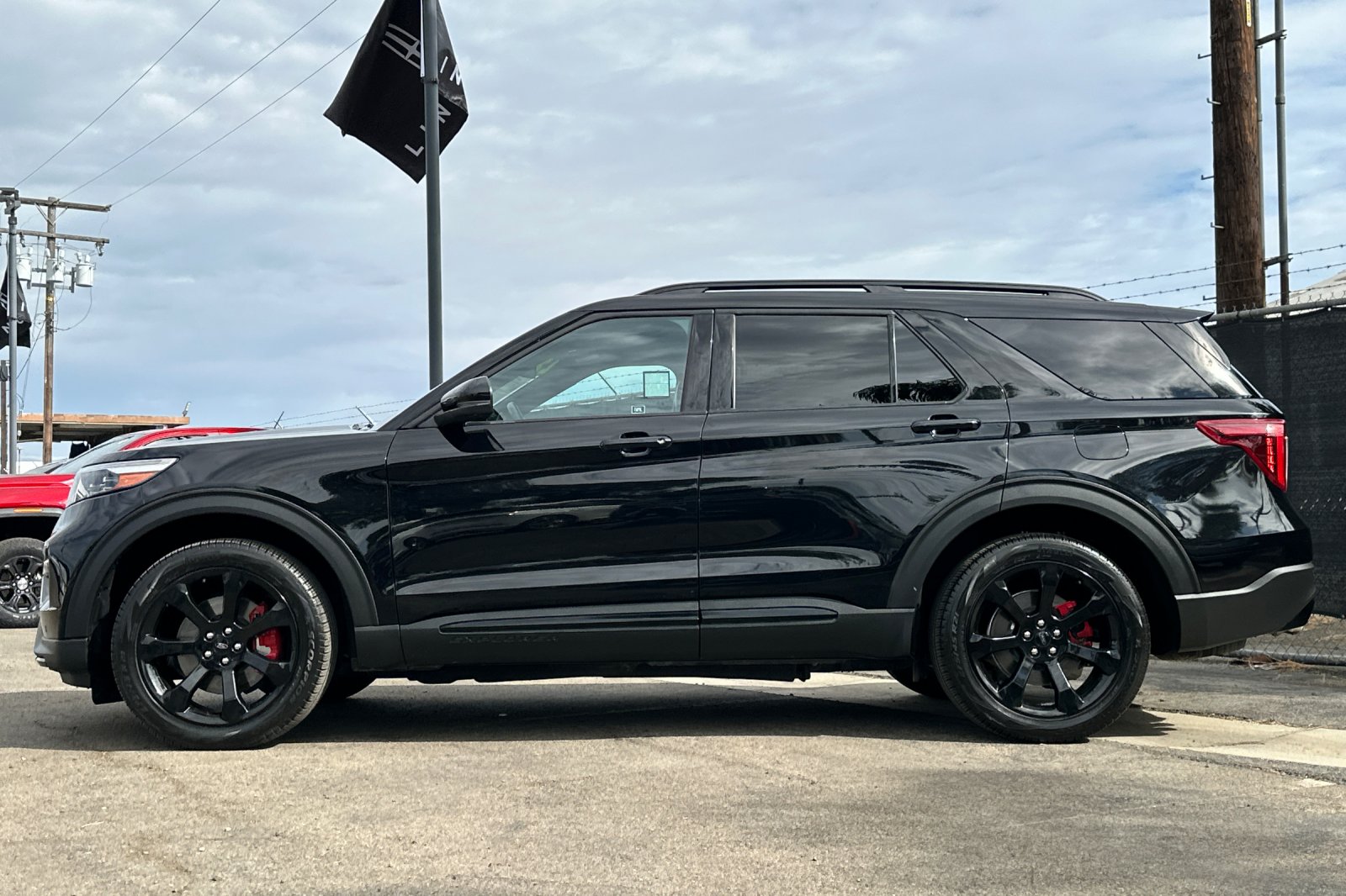 2023 Ford Explorer ST photo 5