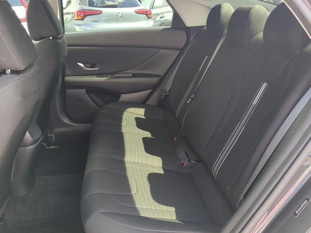 2023 Hyundai Elantra SEL photo 12
