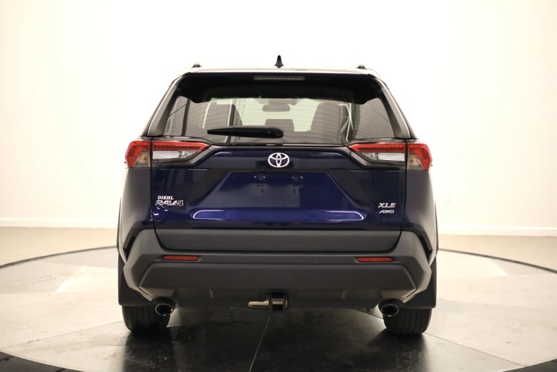 2021 Toyota RAV4 XLE Premium photo 2