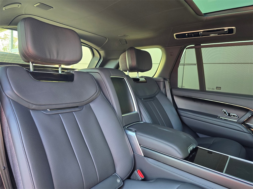 2025 Land Rover Range Rover SV photo 29