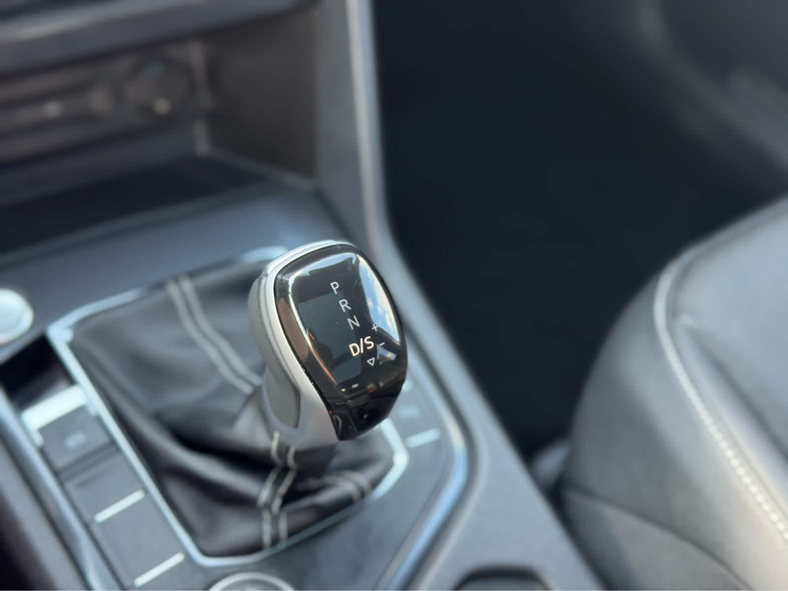 2023 Volkswagen Tiguan SE R-Line Black photo 23