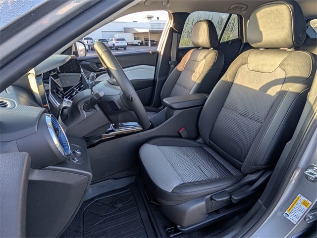 2025 Chevrolet Trax LT photo 2