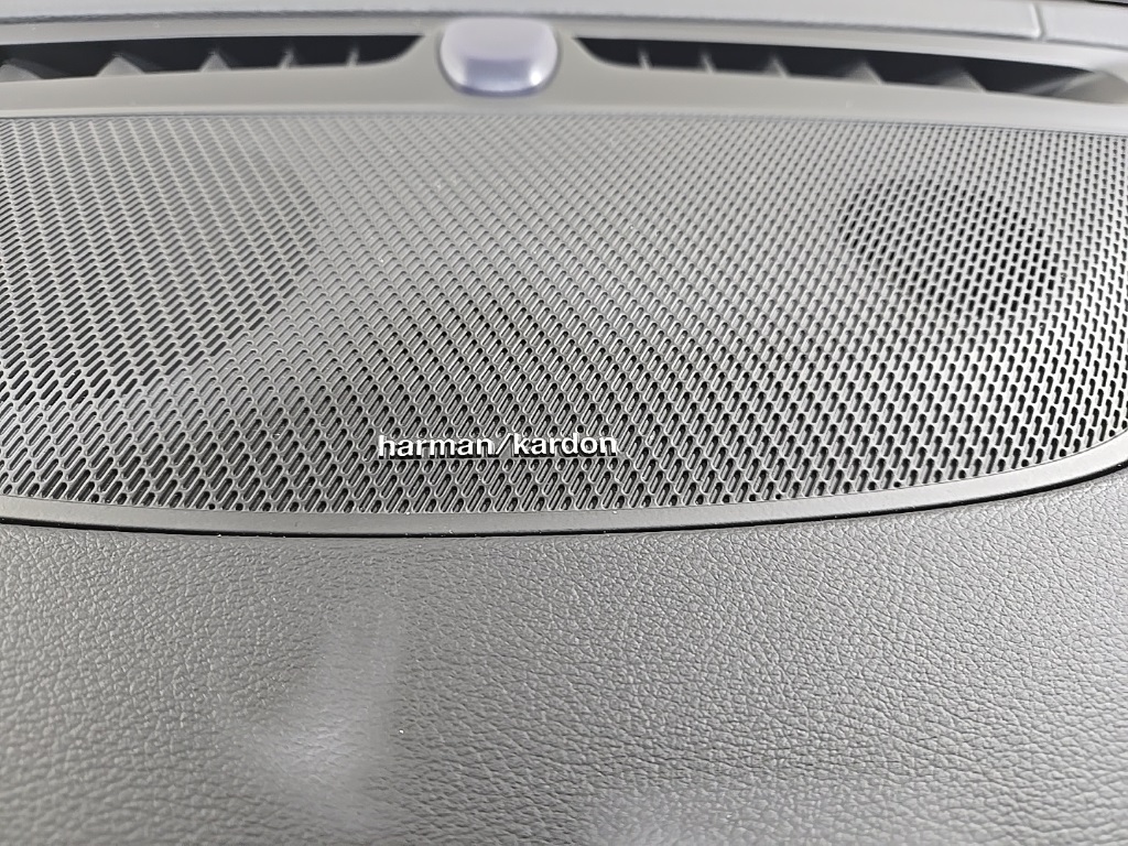 2022 Volvo S60 Recharge T8 Black Edition R-Design photo 19