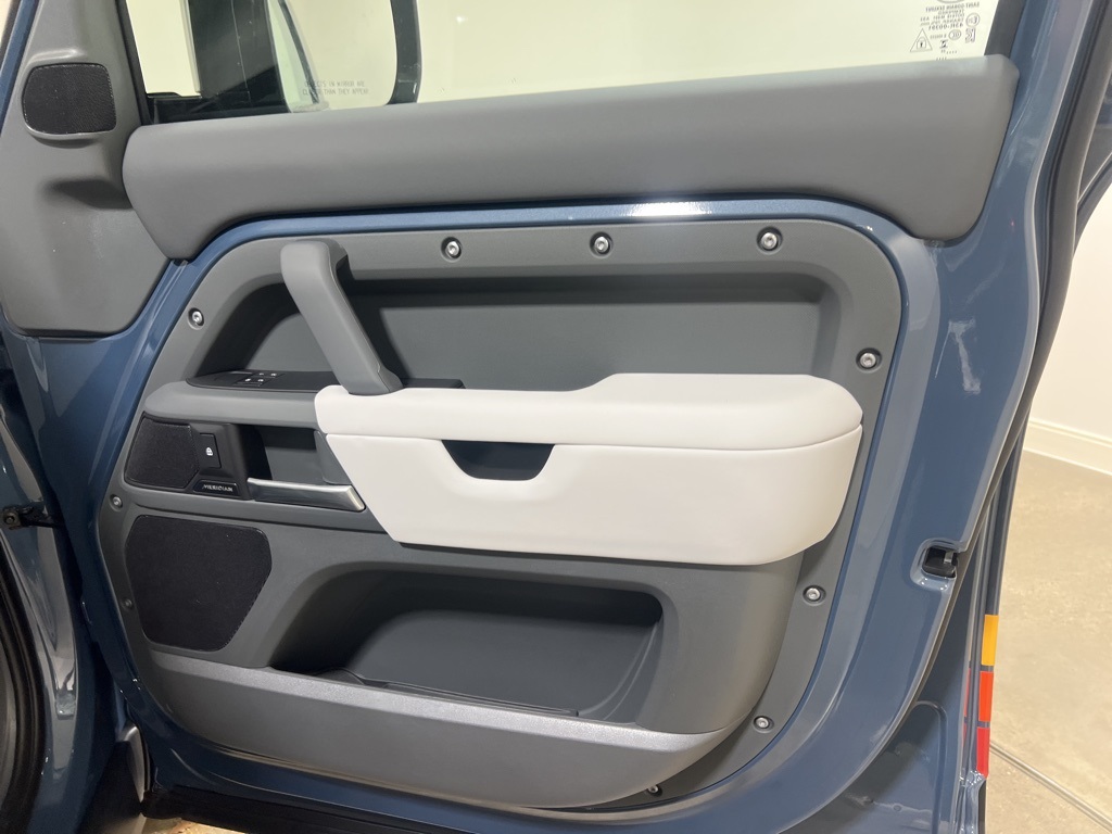 2025 Land Rover Defender 110 S photo 21