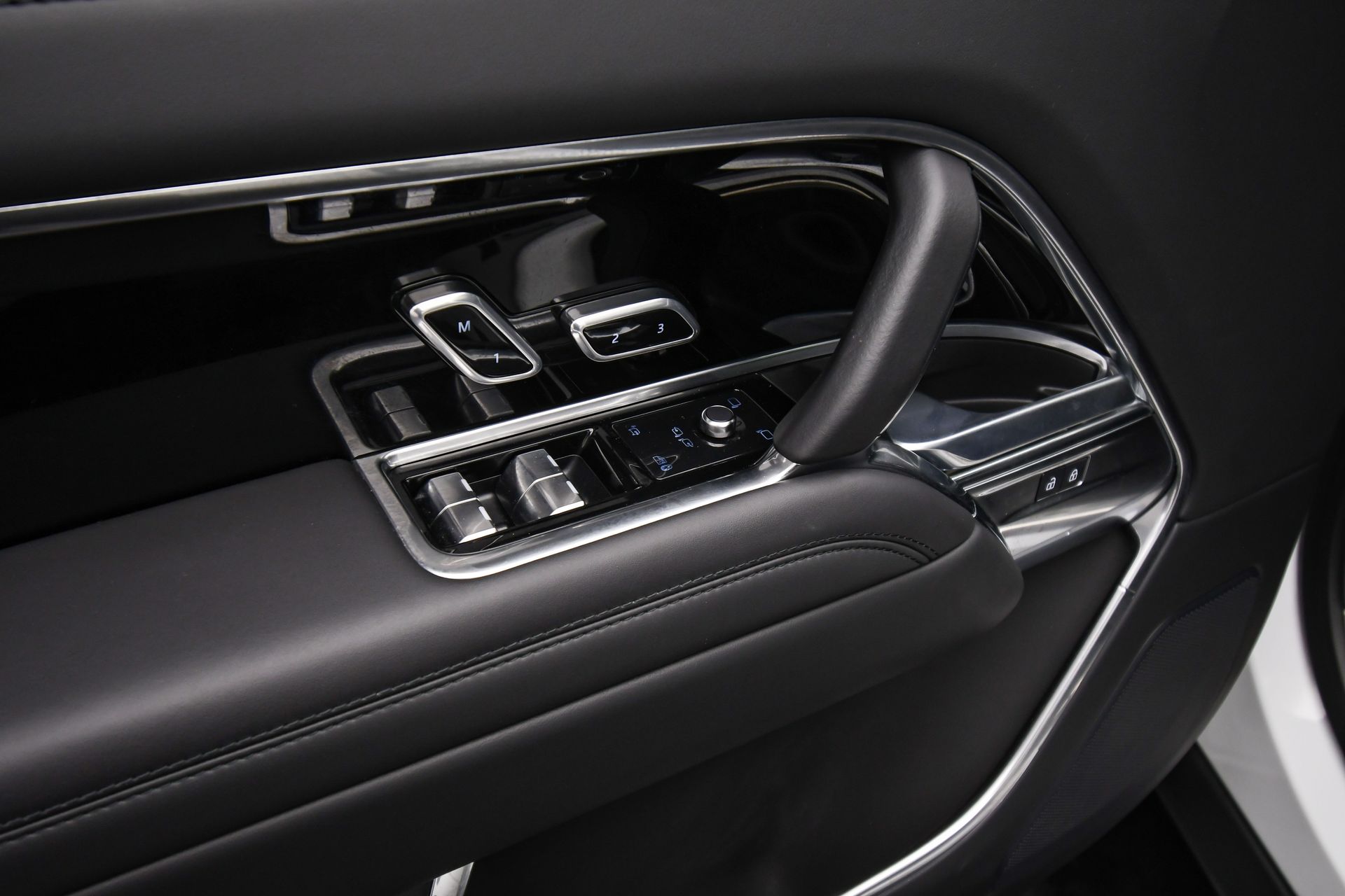 2025 Land Rover Range Rover SE photo 39