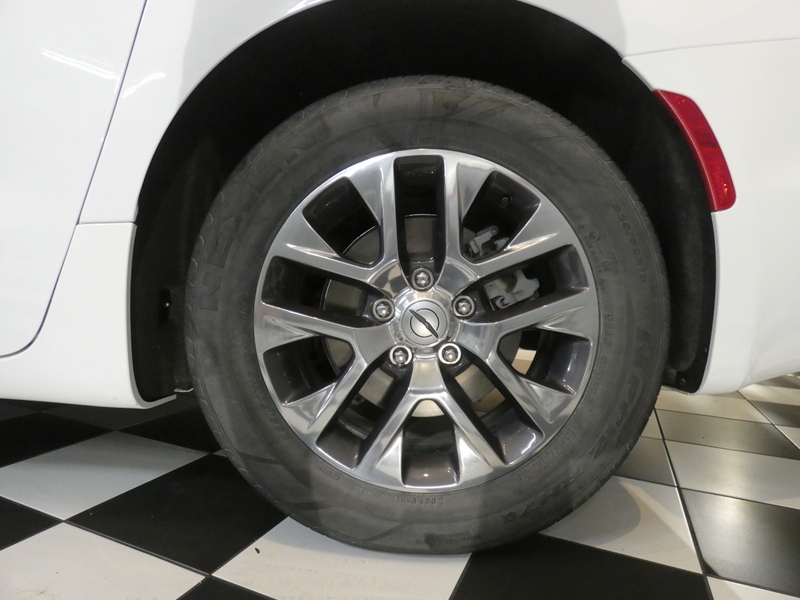 2024 Chrysler Pacifica Pinnacle photo 6