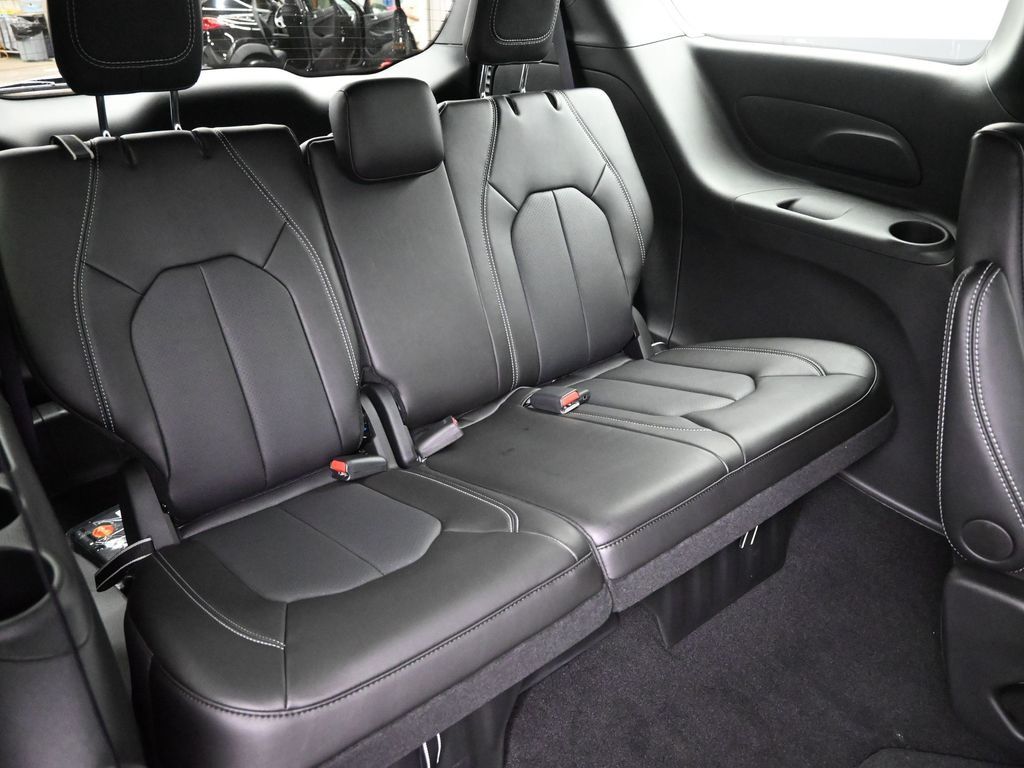 2026 Chrysler Pacifica photo 7