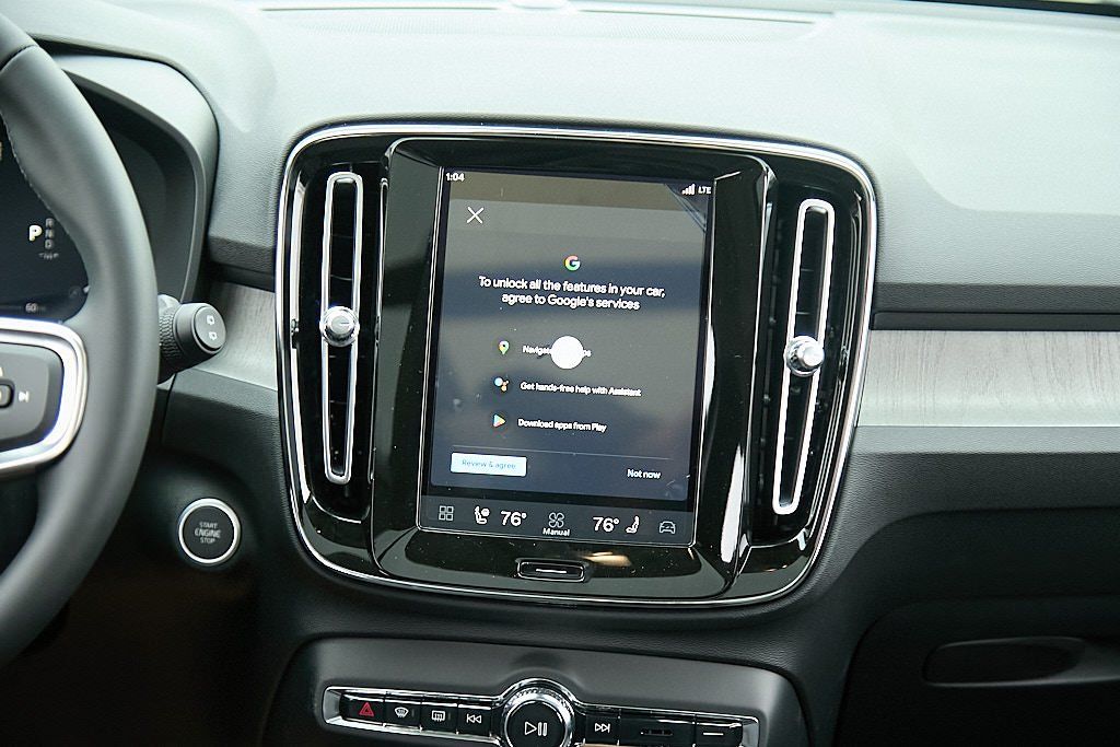 2026 VOLVO XC40 - Image 25