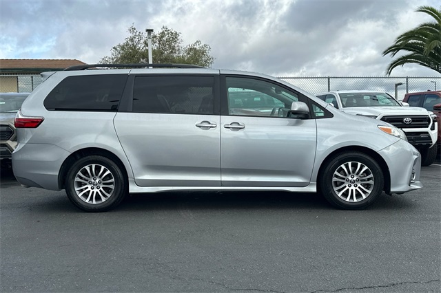 2018 Toyota Sienna XLE photo 3