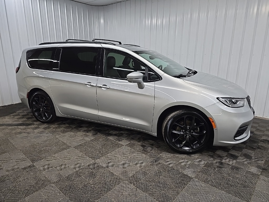 2022 Chrysler Pacifica Limited's photo