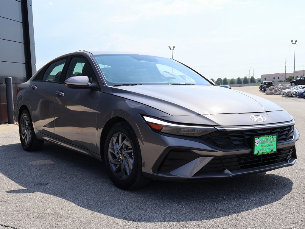 2024 Hyundai Elantra SEL photo 6