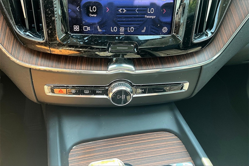 2023 Volvo XC60 B5 Ultimate photo 15