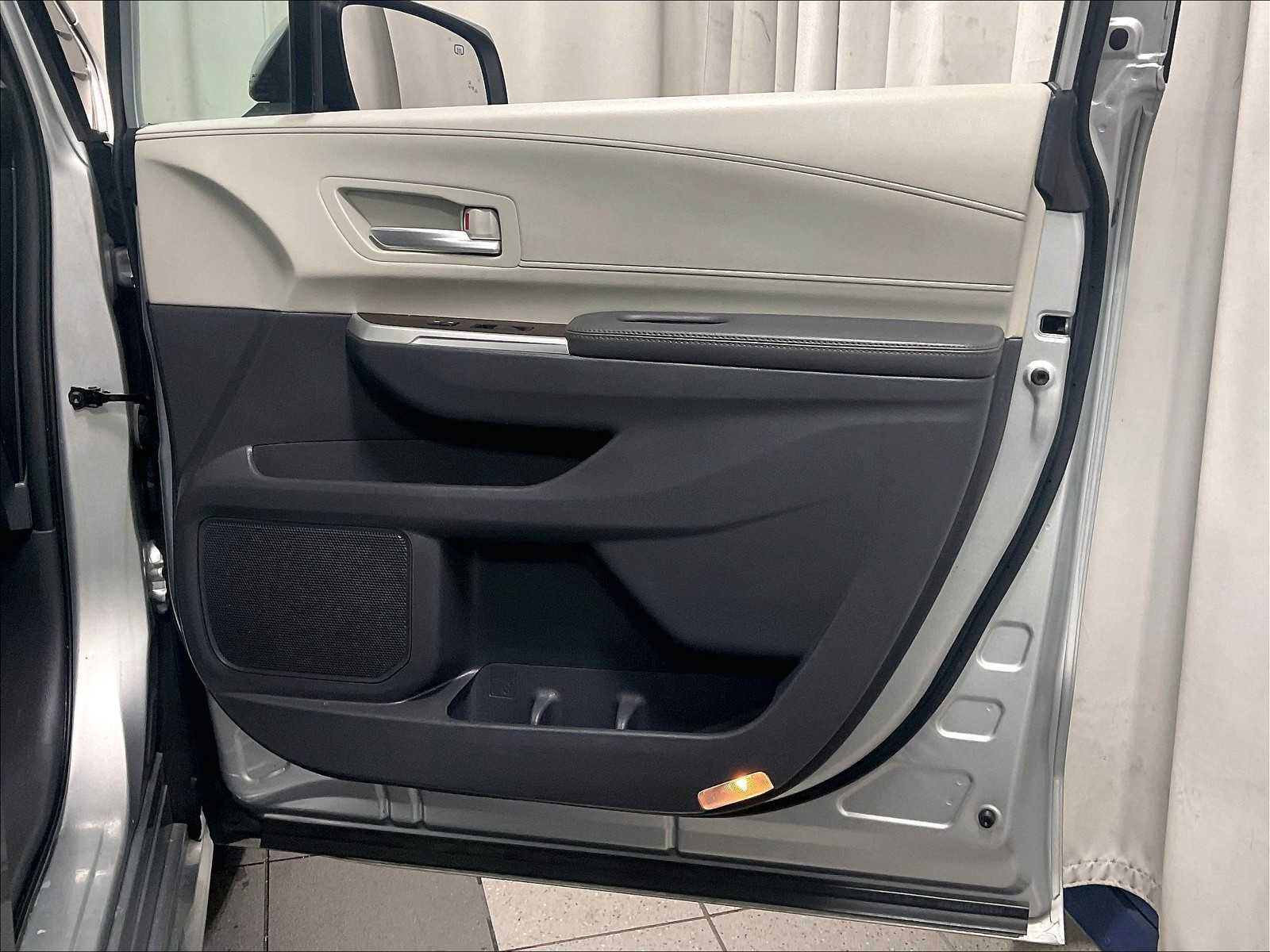 2022 Toyota Sienna XLE photo 12