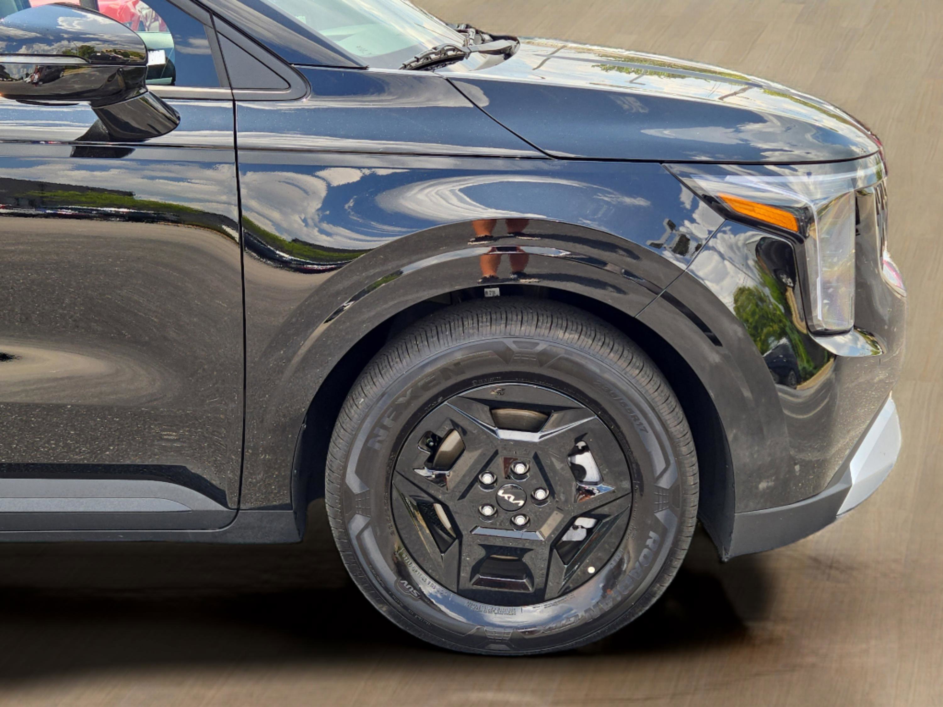 2025 Kia Carnival LXS photo 4