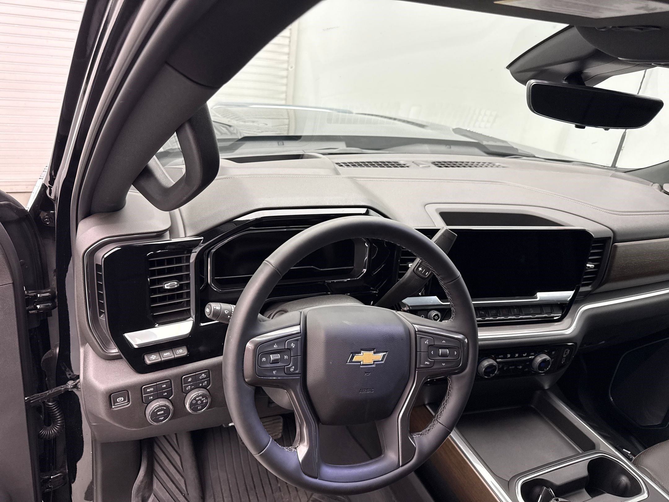 2025 Chevrolet Silverado High Country photo 4