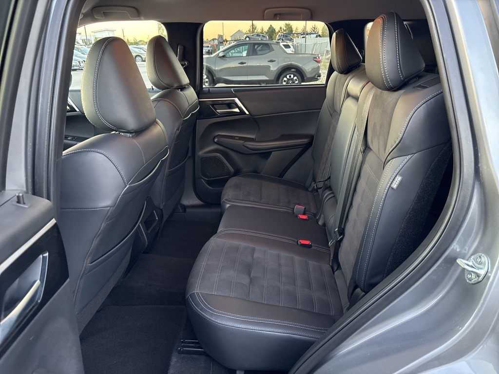 2024 Mitsubishi Outlander SE Black Edition photo 14