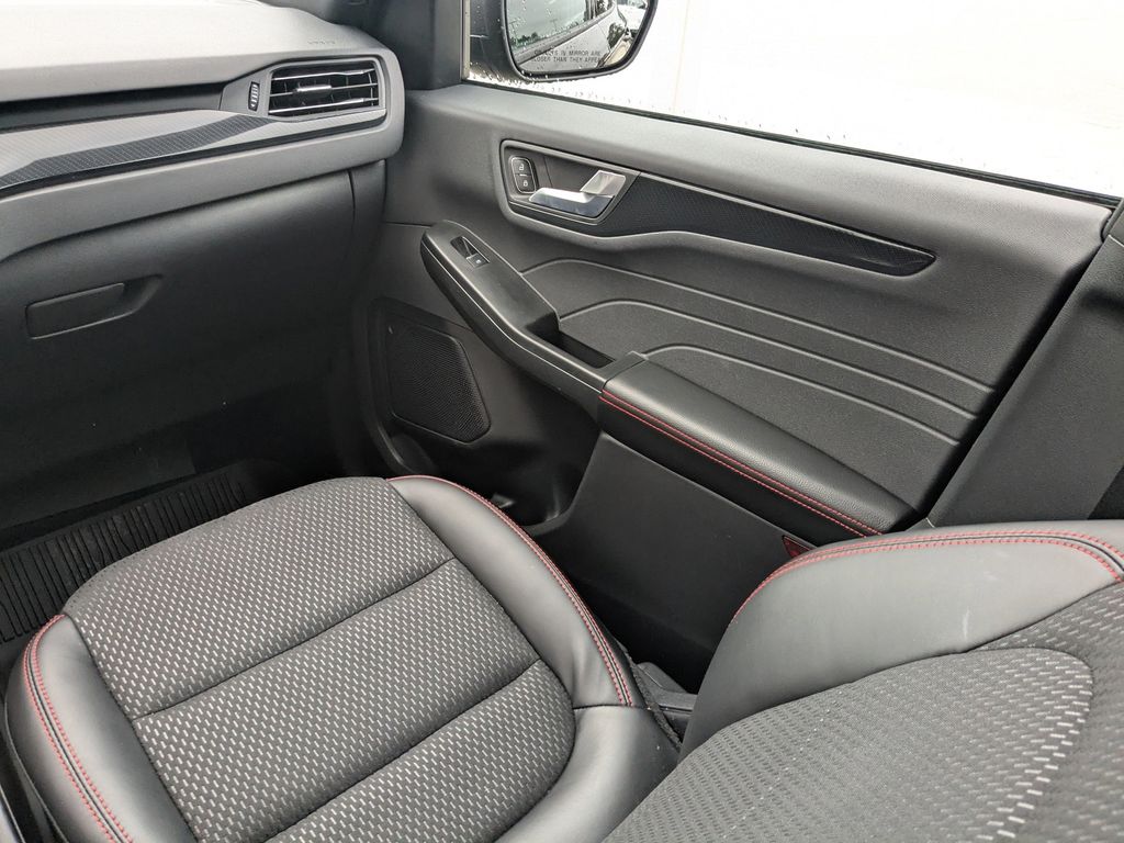 2025 Ford Escape Hybrid ST-Line photo 13