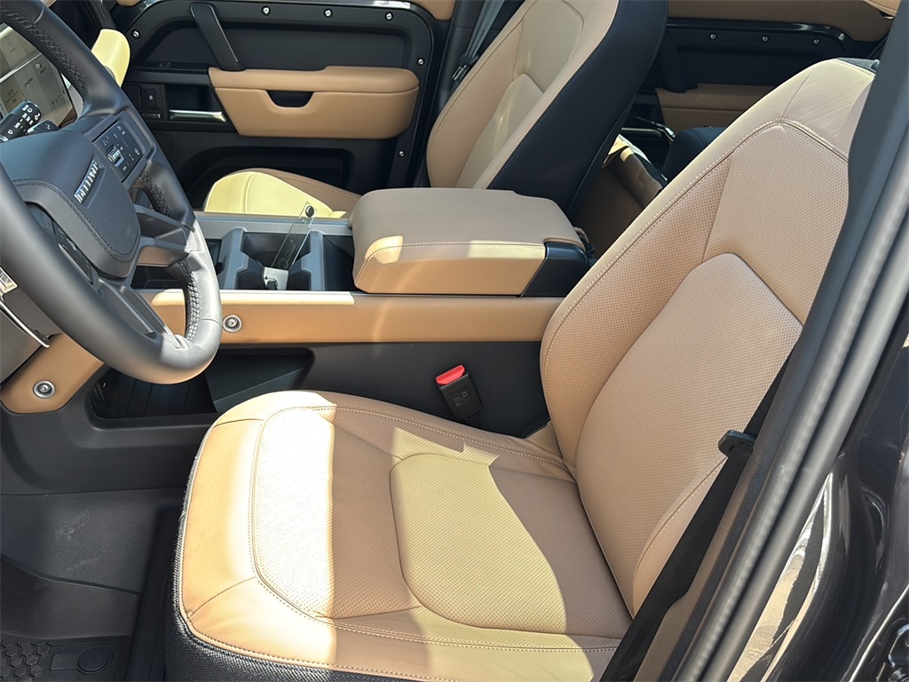 2025 Land Rover Defender 110 V8 photo 21
