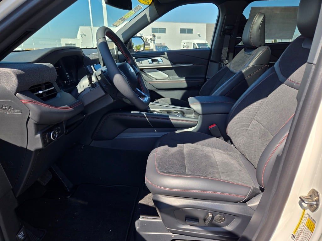 2025 Ford Explorer ST photo 23