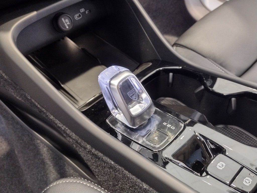 2026 VOLVO XC40 - Image 16