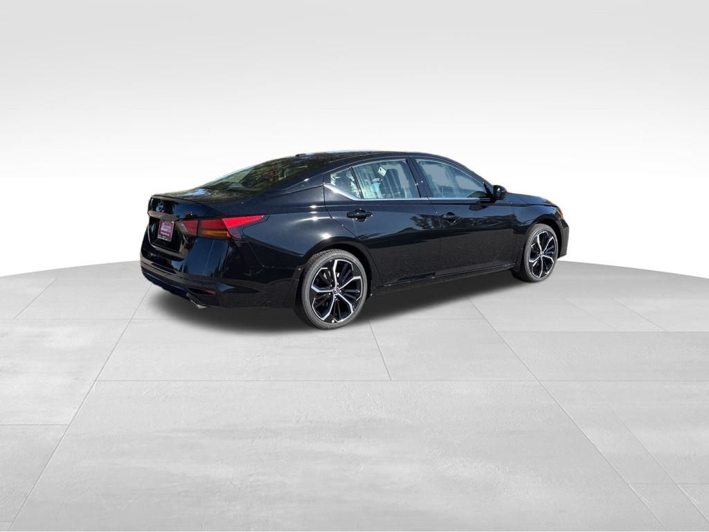 2025 Nissan Altima SR photo 3