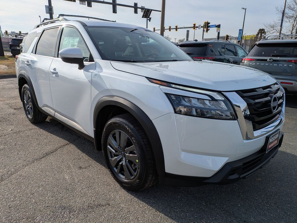 2025 Nissan Pathfinder SV's photo