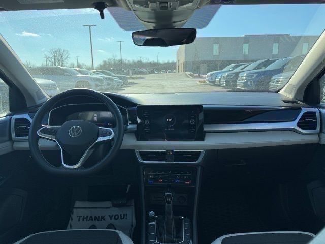 2025 Volkswagen Taos SE photo 15