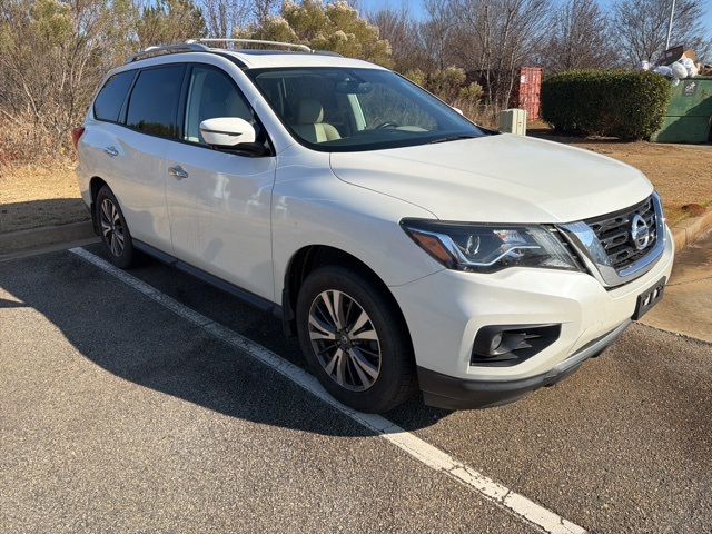 2017 Nissan Pathfinder SL's photo