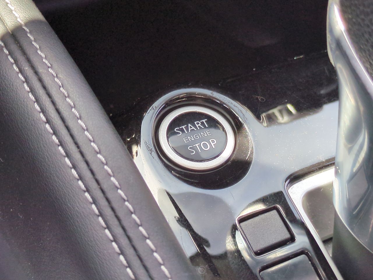 2020 Nissan Kicks SR photo 12