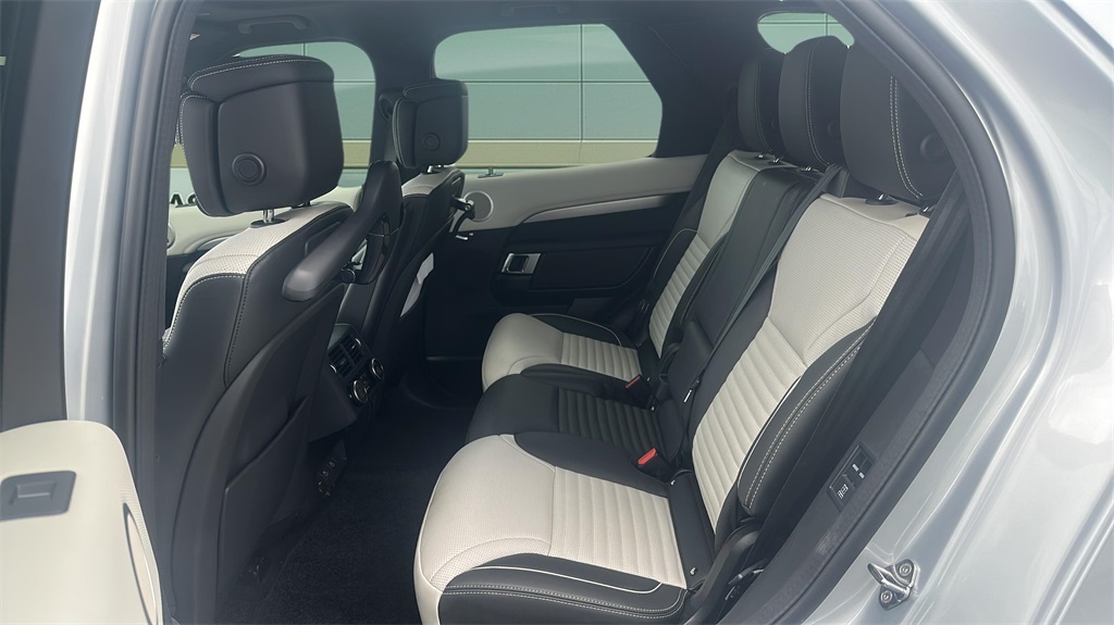 2024 Land Rover Discovery SE photo 11