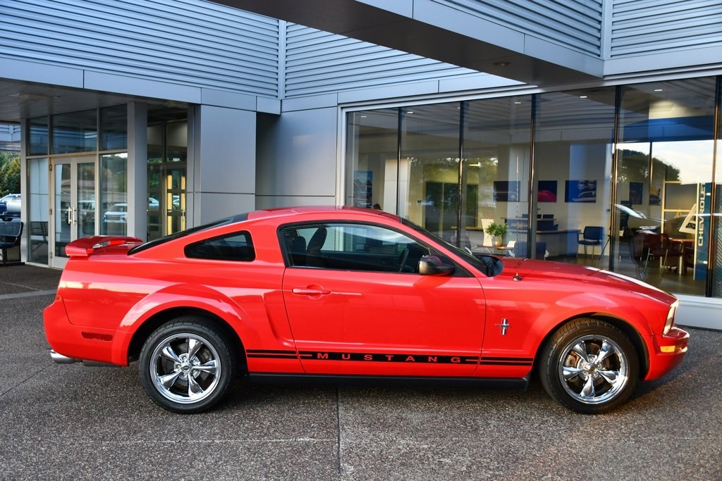 2005 Ford Mustang photo 9