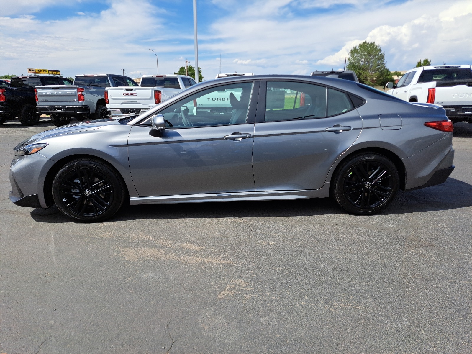 2025 Toyota Camry SE photo 7