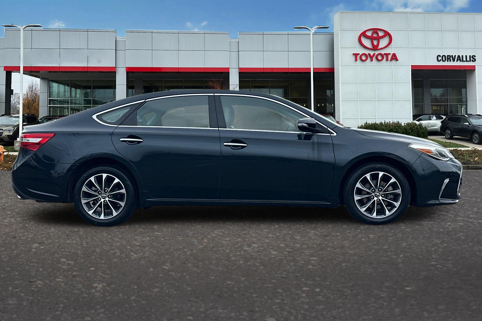2016 Toyota Avalon XLE photo 2