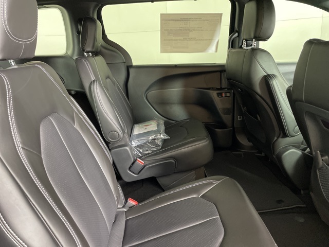 2025 Chrysler Pacifica photo 15
