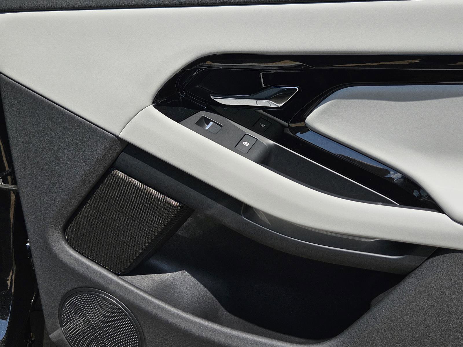 2026 Land Rover Range Rover Evoque Dynamic SE photo 32