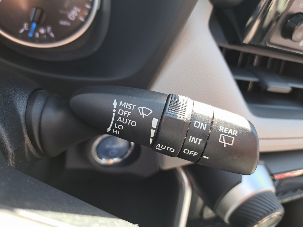 2022 Toyota RAV4 Hybrid XLE photo 22