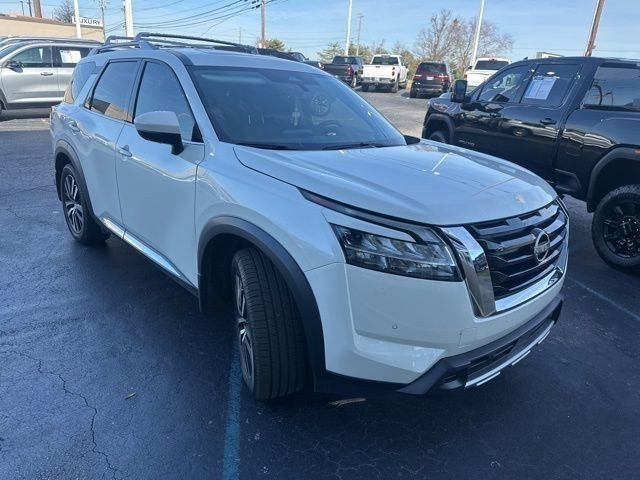 2024 Nissan Pathfinder Platinum's photo