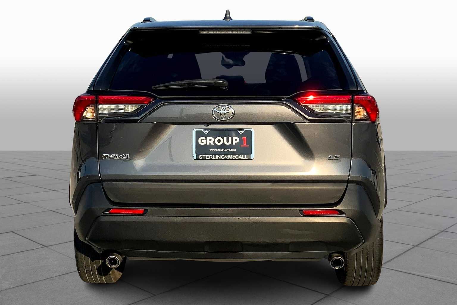 2021 Toyota RAV4 LE photo 4
