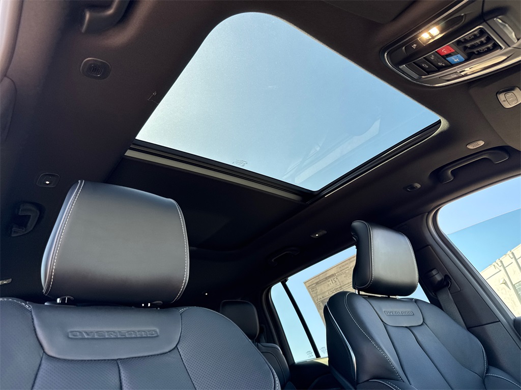 2025 Jeep Grand Cherokee Overland photo 14