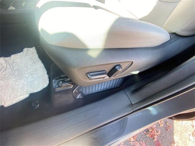 2025 Toyota Sienna LE photo 2