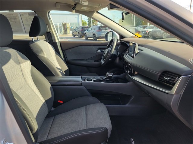2022 Nissan Rogue SV photo 16