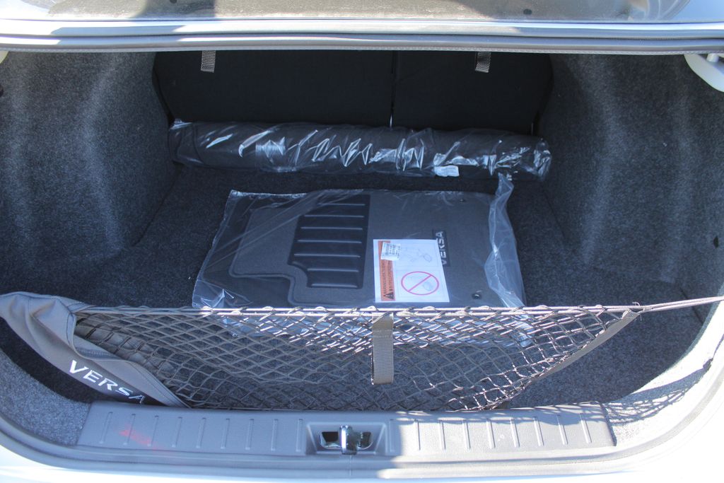 2025 Nissan Versa 1.6 SV photo 10