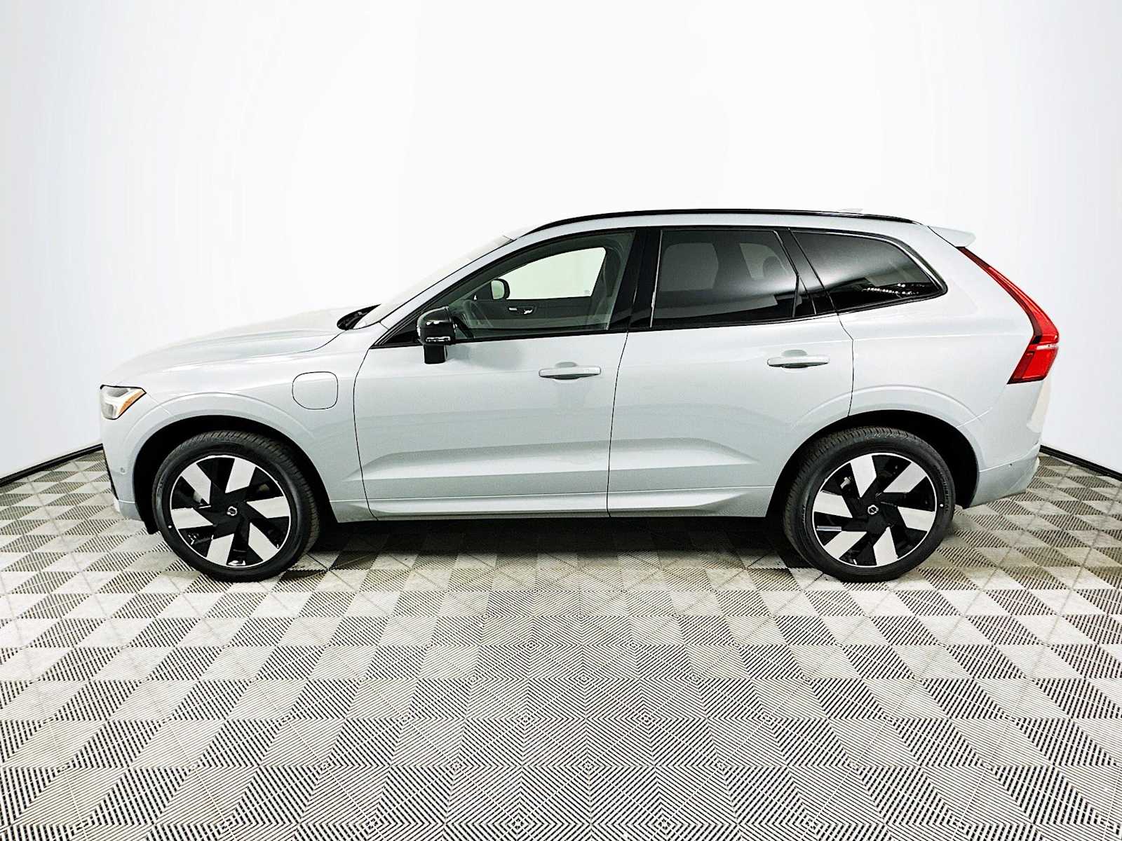 2025 Volvo XC60 T8 Plus photo 3