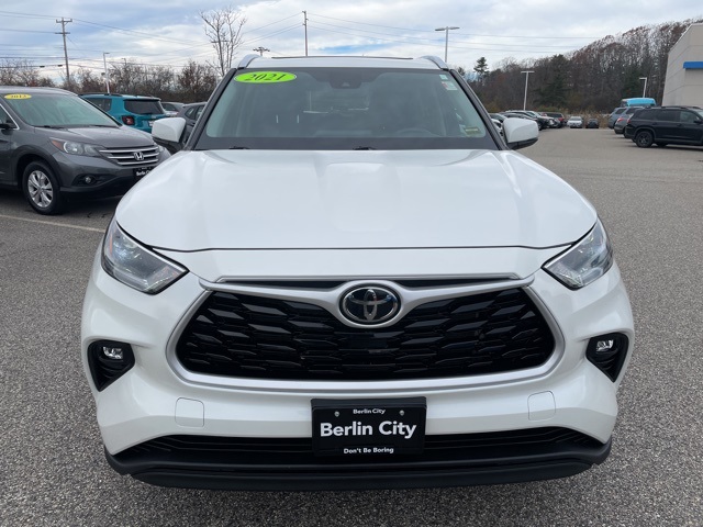 2021 Toyota Highlander XLE photo 2